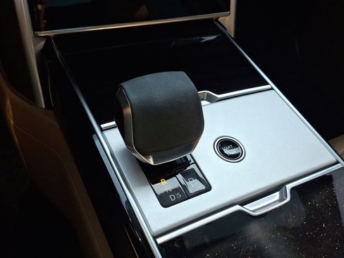 Used 2025 Land Rover Range Rover Long Wheelbase SE image 10