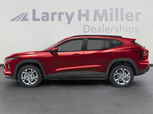 Used 2025 Chevrolet Trax LT w/ LT Convenience Package image 3