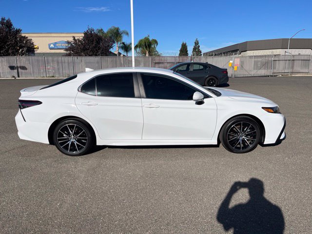 Used 2024 Toyota Camry SE FWD image 2