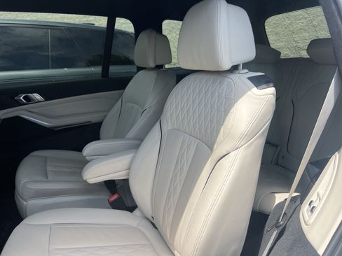 Used 2022 BMW X7 xDrive40i w/ M Sport Package AWD/4WD image 32