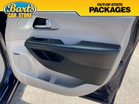 Used 2020 Chrysler Pacifica Limited w/ Advanced Safetytec Group FWD image 18