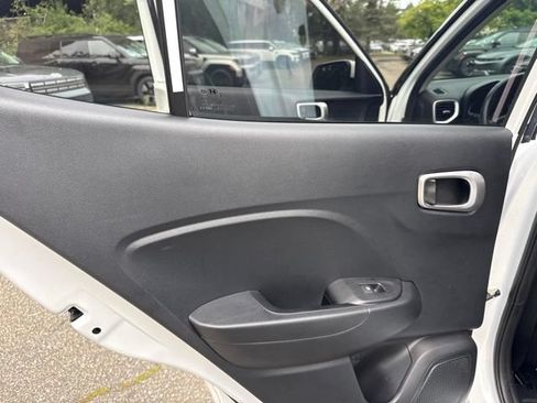 Used 2024 Hyundai Venue SEL FWD image 36