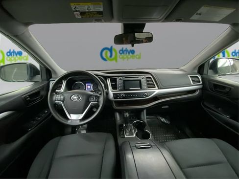 Used 2019 Toyota Highlander LE AWD/4WD image 28