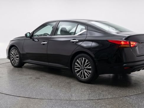 Used 2025 Nissan Altima 2.5 SV FWD image 6