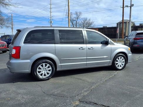 Used 2016 Chrysler Town & Country Touring image 28