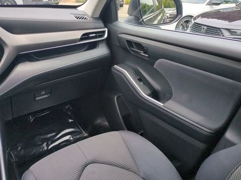 Used 2024 Toyota Highlander LE AWD/4WD image 17