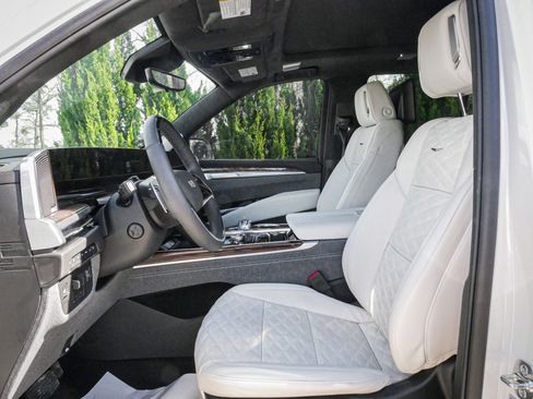 Used 2025 Cadillac Escalade Sport Platinum w/ LPO, ONYX Package image 7