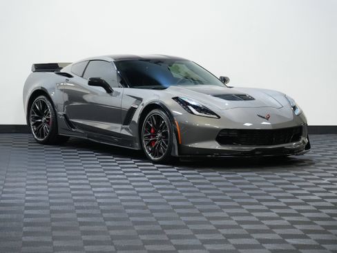 Used 2015 Chevrolet Corvette Z06 w/ 3LZ Preferred Equipment Group image 5