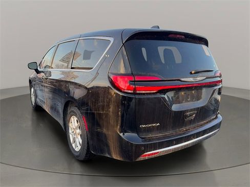 Used 2025 Chrysler Pacifica Select image 3