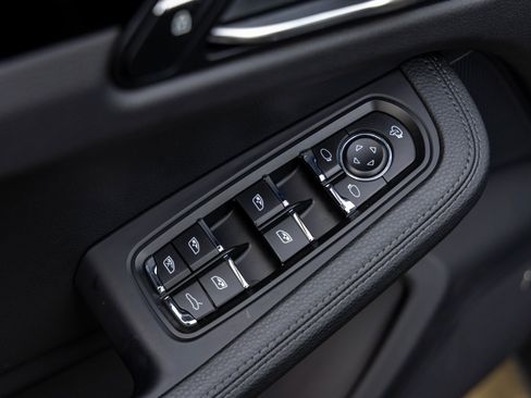 Certified 2025 Porsche Macan image 23