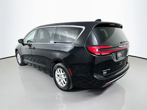 Used 2024 Chrysler Pacifica Touring-L FWD image 10