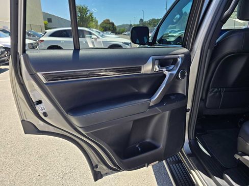 Used 2023 Lexus GX 460 Luxury w/ Sport Design Package AWD/4WD image 17