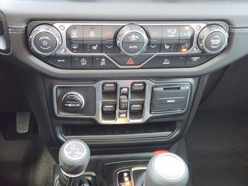 New 2026 Jeep Gladiator Sport AWD/4WD image 18