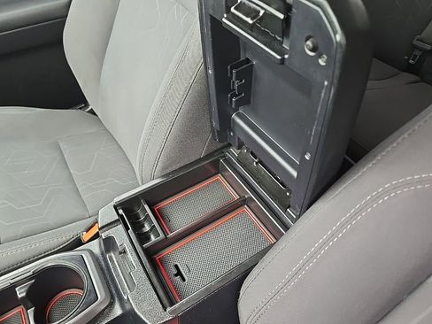 Used 2018 Toyota Tacoma TRD Sport w/ Technology Package image 19