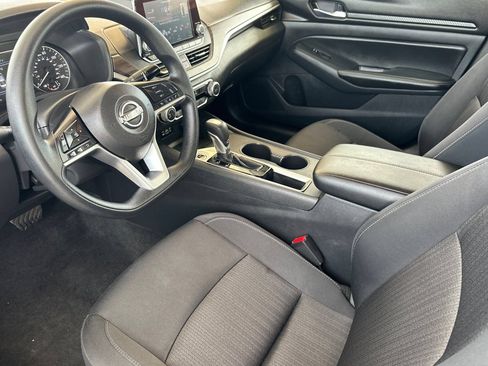 Used 2025 Nissan Altima 2.5 SV FWD image 10