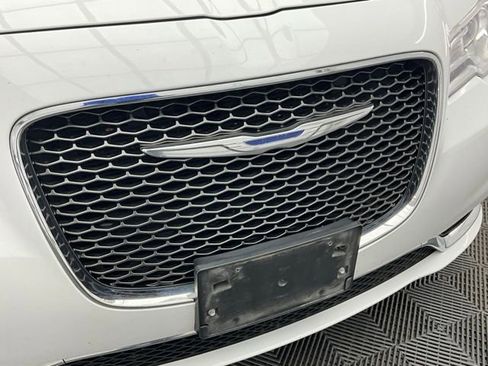 Used 2018 Chrysler 300 Limited image 26