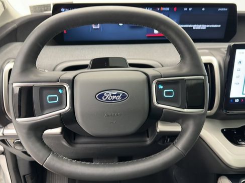 Used 2025 Ford Expedition Active AWD/4WD image 16