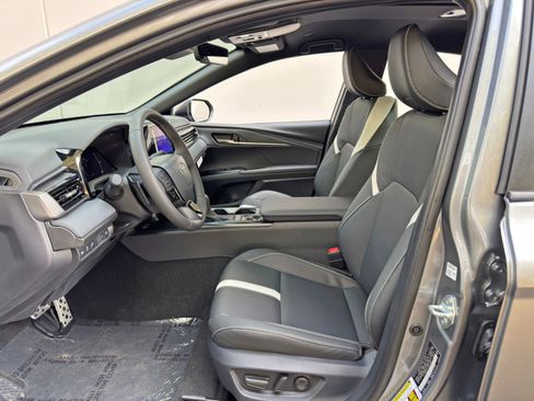 Used 2025 Toyota Camry SE w/ Convenience Package image 14
