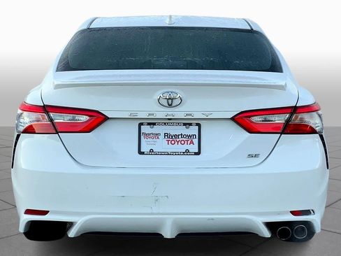 Used 2019 Toyota Camry SE image 4