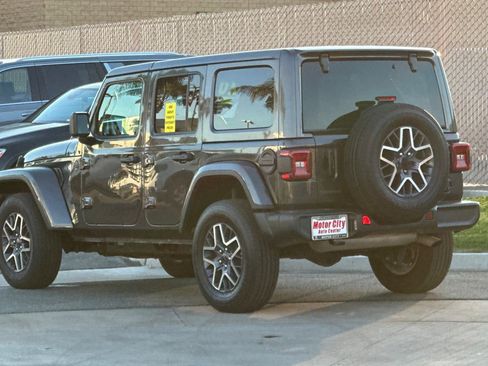 Used 2025 Jeep Wrangler Sahara image 6