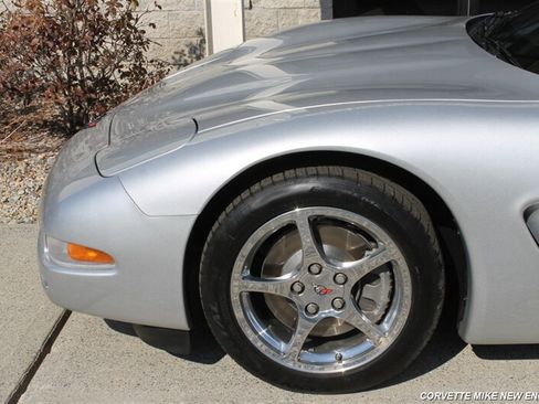Used 2001 Chevrolet Corvette Coupe w/ Preferred Equipment Group2 RWD image 11