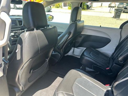 Used 2019 Chrysler Pacifica Touring-L FWD image 14