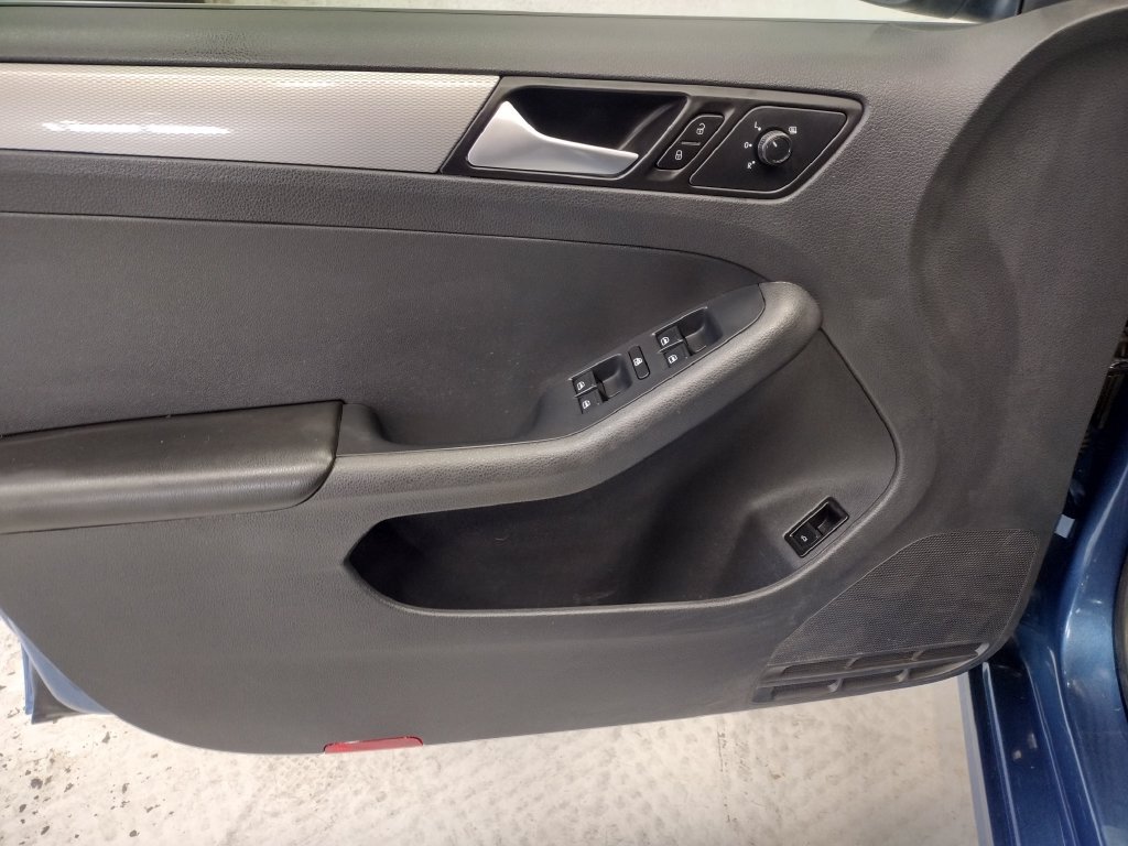 Used 2017 Volkswagen Jetta SE FWD image 18