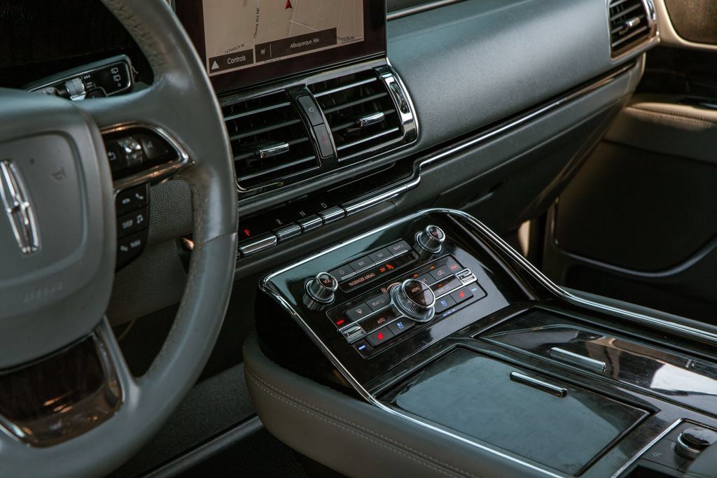 Used 2019 Lincoln Navigator Select RWD image 15