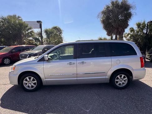 Used 2011 Chrysler Town & Country Touring image 9