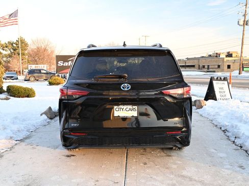 Used 2025 Toyota Sienna XSE image 6