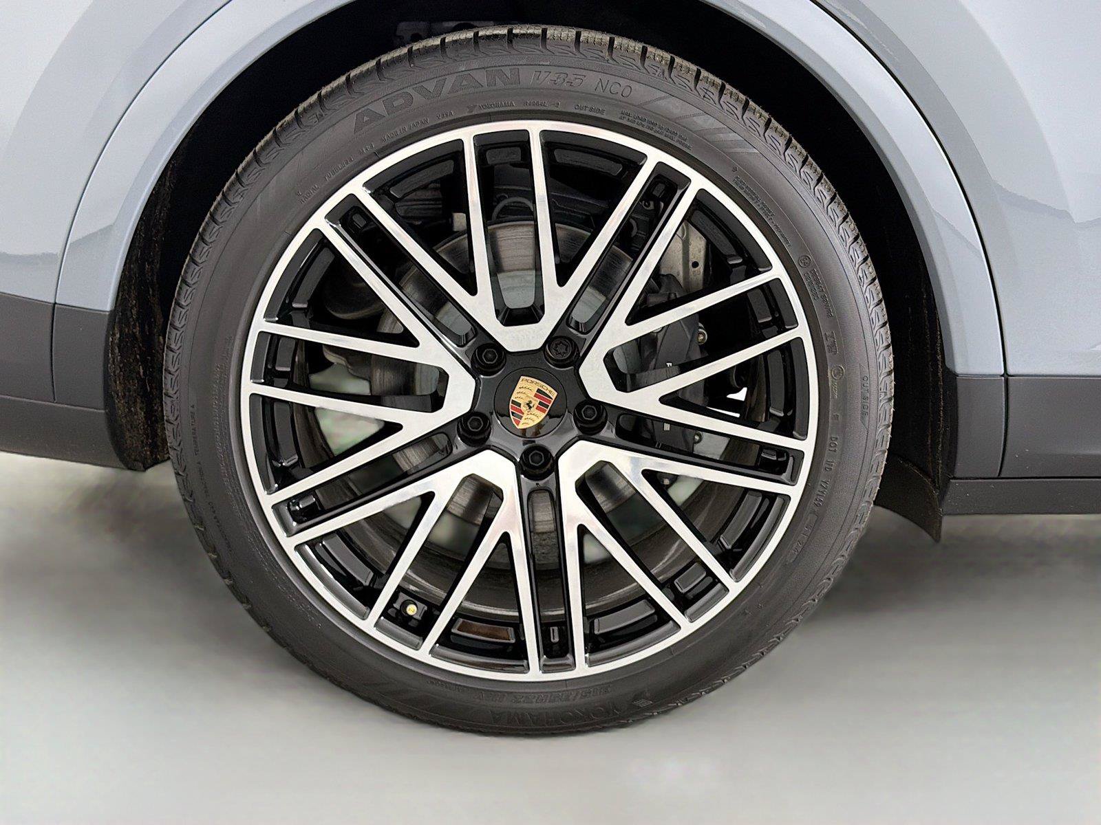 Certified 2025 Porsche Cayenne AWD/4WD image 13