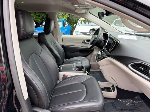 Used 2024 Chrysler Pacifica Touring-L FWD image 31