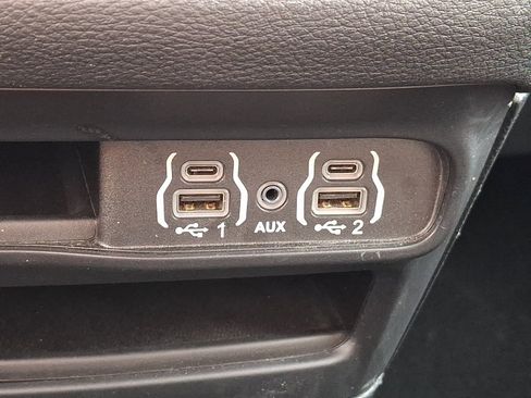 Used 2024 Chrysler Pacifica Limited FWD image 27