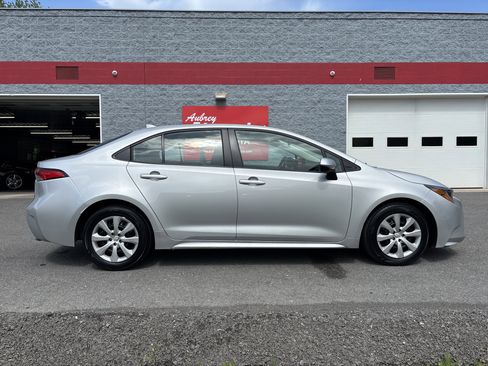 Used 2024 Toyota Corolla LE FWD image 2