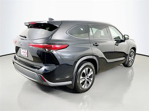 Used 2022 Toyota Highlander XLE image 22