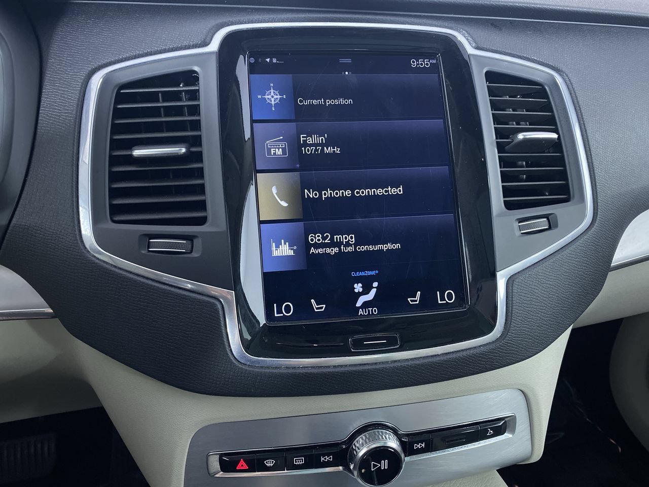 Used 2018 Volvo XC90 T6 Momentum w/ Convenience Package AWD/4WD image 5