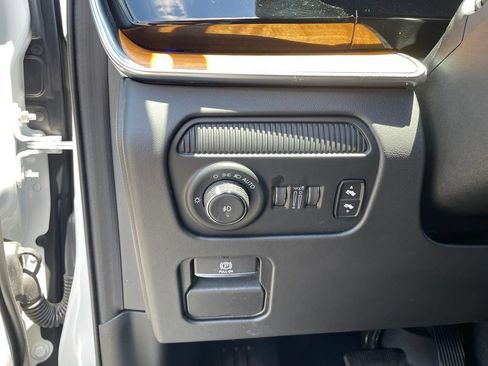 Used 2024 Jeep Grand Wagoneer L Series III AWD/4WD image 13