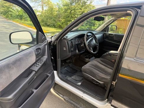Used 2004 Dodge Dakota SLT w/ Deluxe Convenience Group AWD/4WD image 13