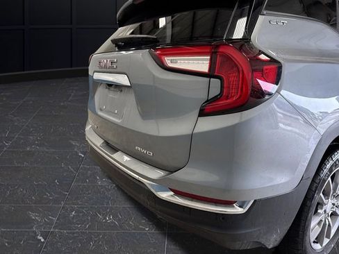Used 2024 GMC Terrain SLT w/ Infotainment Package II image 33