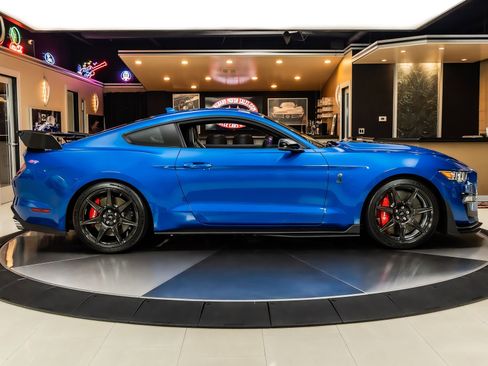 Used 2020 Ford Mustang Shelby GT500 w/ Carbon Fiber Track Pack RWD image 11