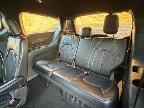 Used 2025 Chrysler Pacifica Select image 25