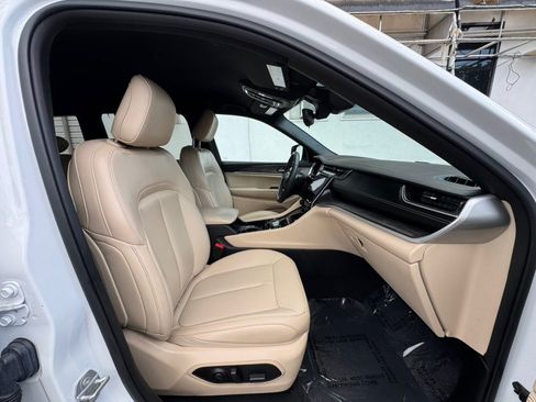 Used 2023 Jeep Grand Cherokee Limited AWD/4WD image 10