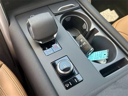 New 2025 Land Rover Discovery Dynamic SE image 24