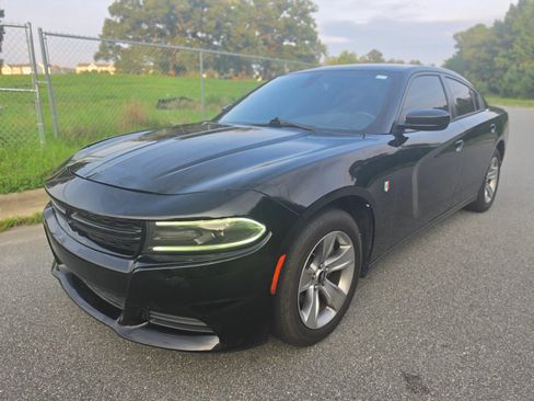 Used 2015 Dodge Charger SE w/ Sport Appearance Group RWD image 2