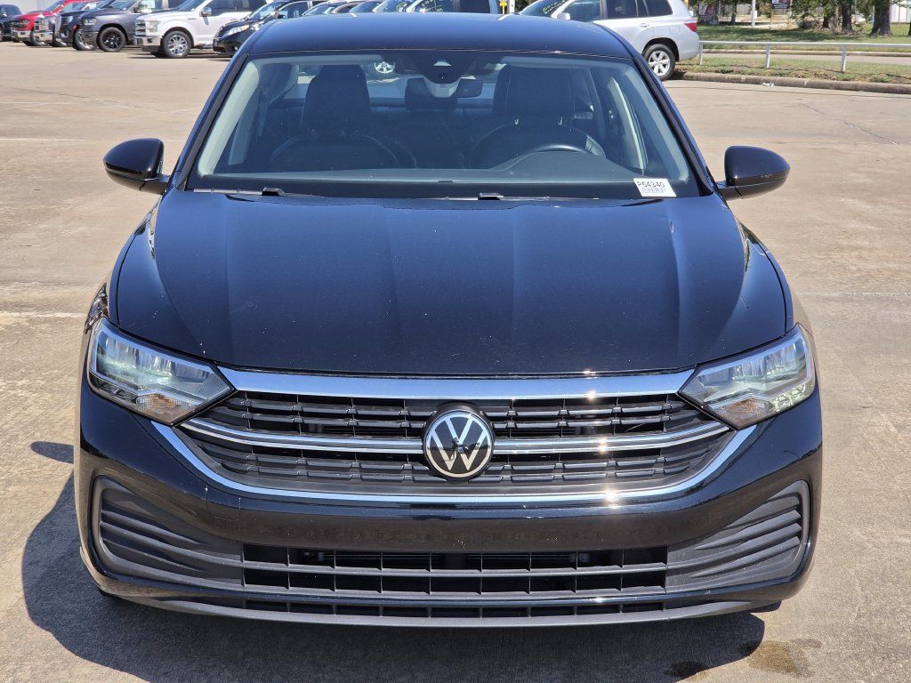 Used 2024 Volkswagen Jetta SE FWD image 3