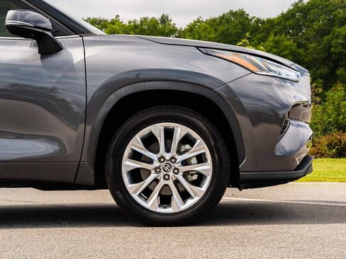 Used 2022 Toyota Highlander Limited FWD image 9