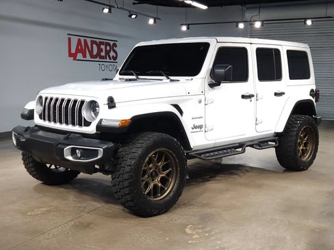 Used 2024 Jeep Wrangler Unlimited Sahara AWD/4WD image 3