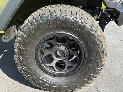 Used 2023 Jeep Gladiator Sport w/ Off Road Group image 32