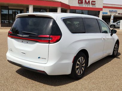 Used 2024 Chrysler Pacifica Select
