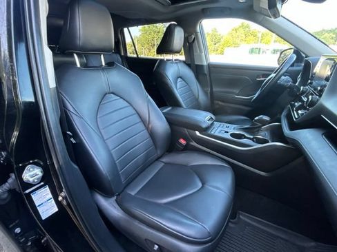 Used 2022 Toyota Highlander XLE AWD/4WD image 24